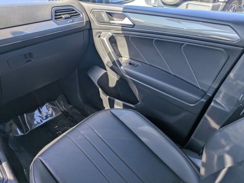 Used 2022 Volkswagen Tiguan SE image 14