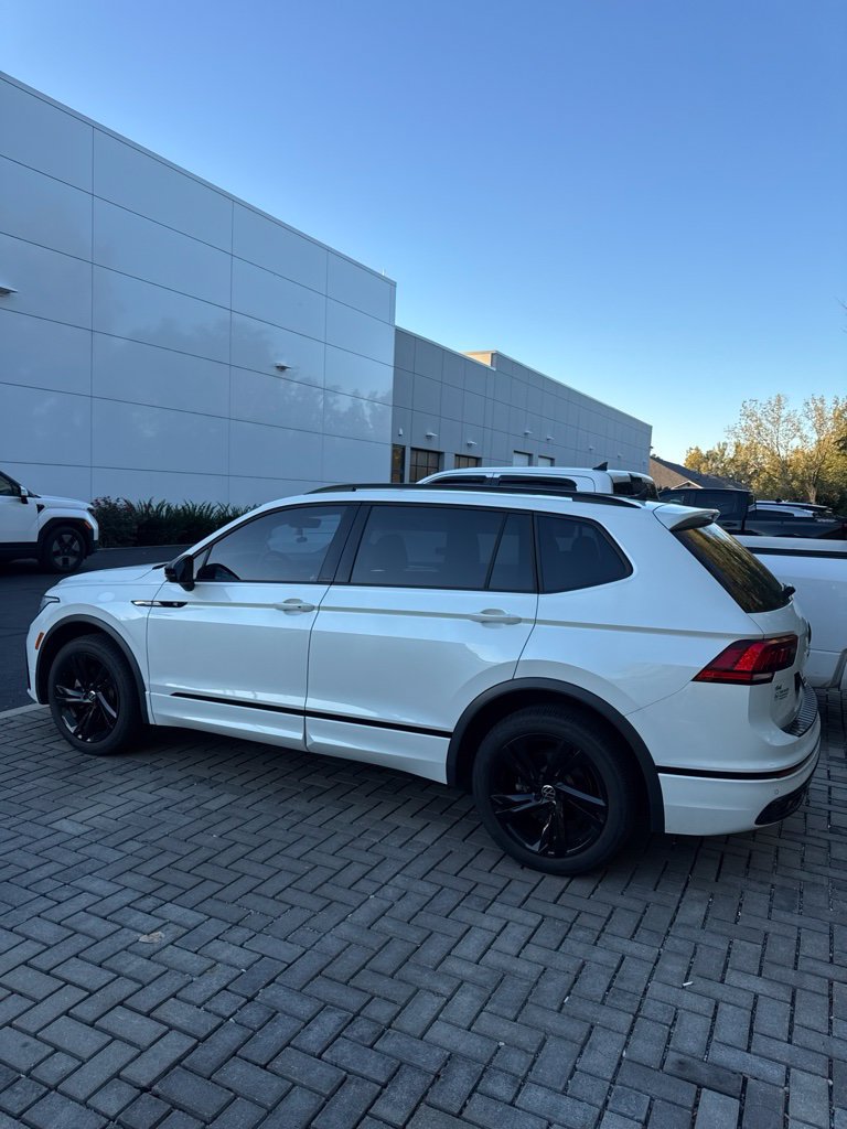 Used 2023 Volkswagen Tiguan SE R-Line FWD image 3