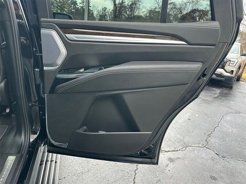 Used 2025 Cadillac Escalade Sport Platinum image 16