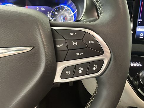 Used 2024 Chrysler Pacifica Touring-L FWD image 19