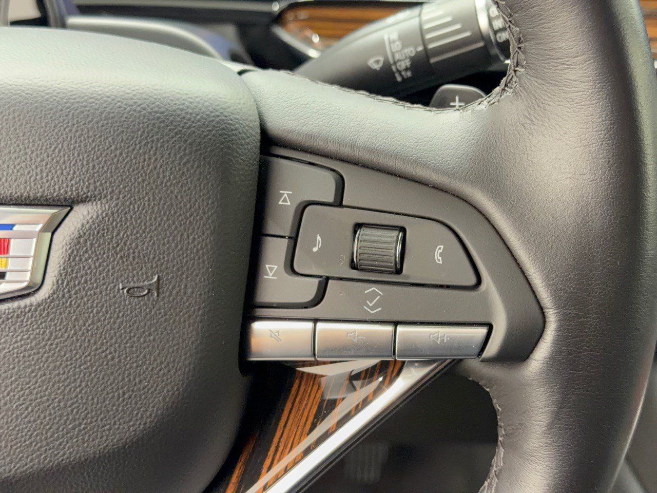Used 2023 Cadillac Escalade ESV Premium Luxury w/ Performance Package AWD/4WD image 19