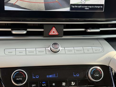 Certified 2025 Hyundai Elantra Limited FWD image 32