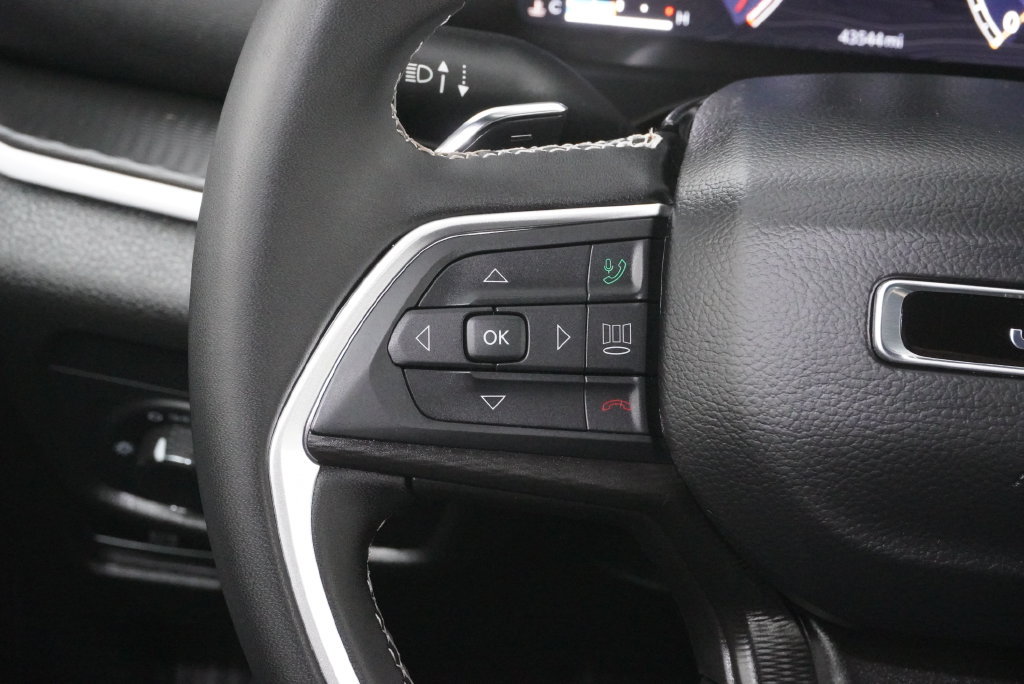 Used 2025 Jeep Grand Cherokee Laredo X AWD/4WD image 23