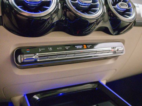 Used 2020 Mercedes-Benz GLB 250 4MATIC image 27