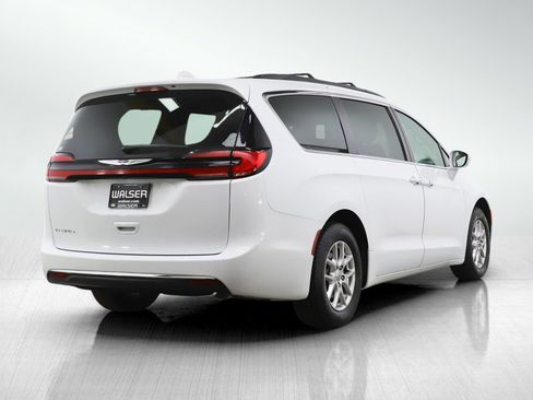 Used 2022 Chrysler Pacifica Touring-L image 5