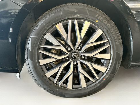 Used 2025 Nissan Altima 2.5 SV FWD image 11