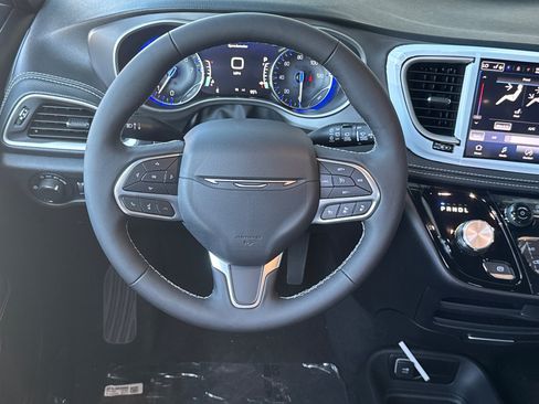 New 2027 Chrysler Pacifica Select FWD image 13