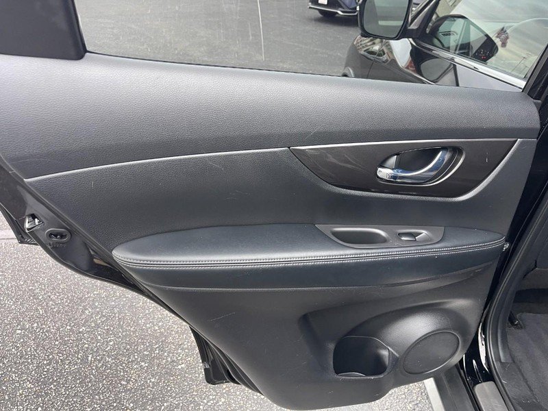 Used 2019 Nissan Rogue SV w/ Premium Package FWD image 16