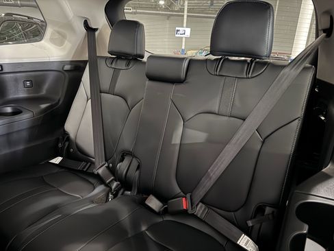 New 2025 Honda Pilot Touring image 8