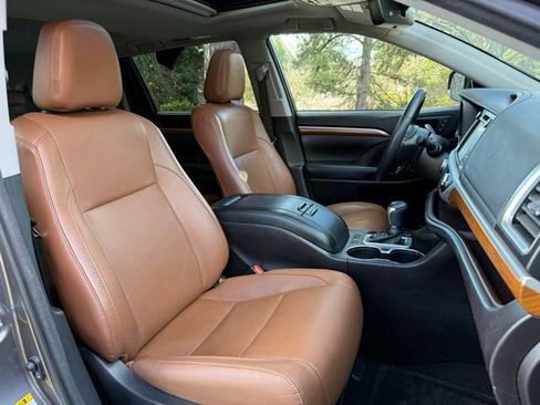 Used 2017 Toyota Highlander Limited w/ Carpet Mat Package image 11