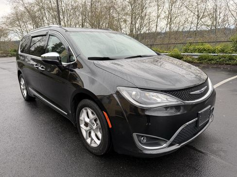 Used 2019 Chrysler Pacifica Limited image 3