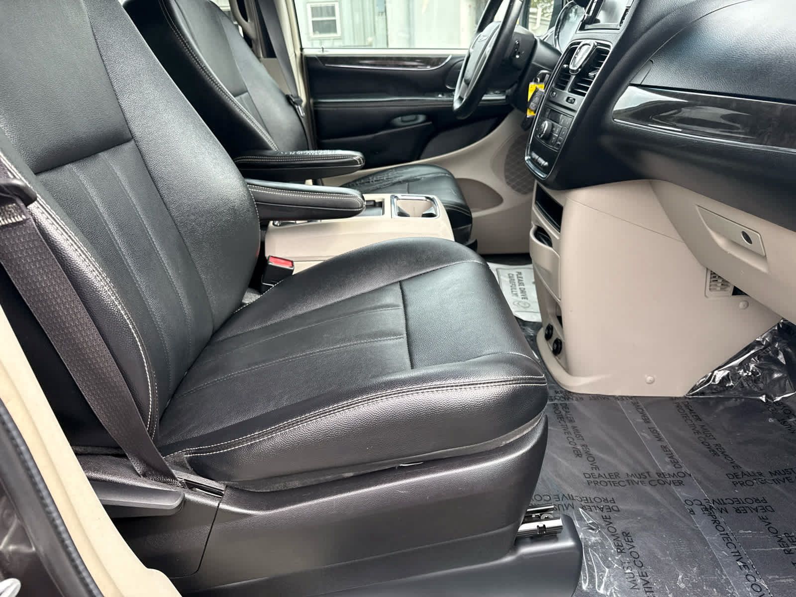 Used 2016 Chrysler Town & Country Touring FWD image 12