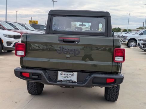 Used 2023 Jeep Gladiator Sport image 4