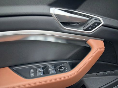 Used 2022 Audi e-tron Premium Plus image 43