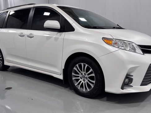 Used 2018 Toyota Sienna XLE Premium FWD image 3