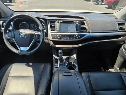 Used 2019 Toyota Highlander XLE AWD/4WD image 2