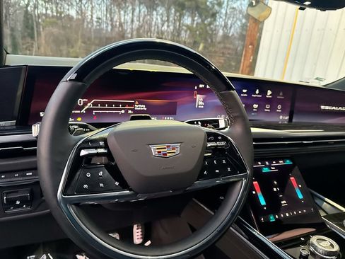 Used 2025 Cadillac Escalade Sport AWD/4WD image 16