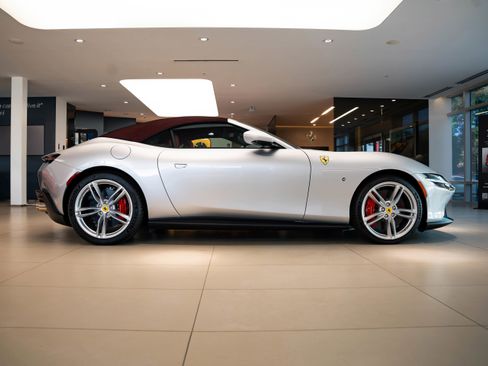 Used 2024 Ferrari Roma Spider image 30