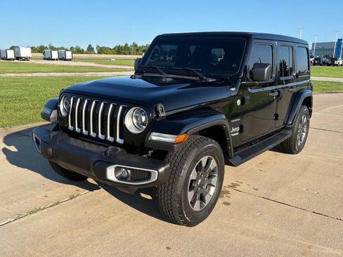 Used 2022 Jeep Wrangler Unlimited Sahara w/ LED Lighting Group AWD/4WD image 3
