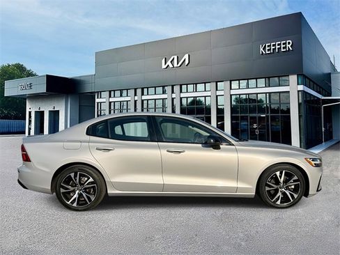 Used 2023 Volvo S60 B5 Core image 9