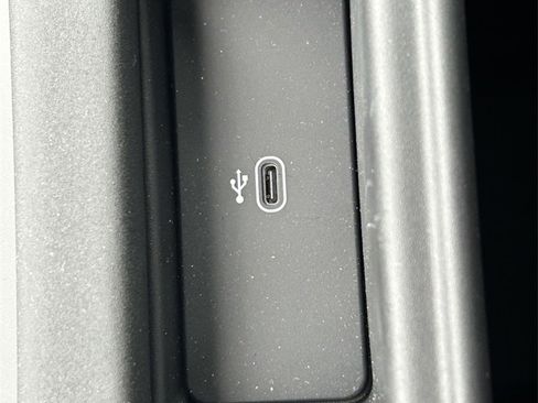 Used 2025 Land Rover Discovery S image 35