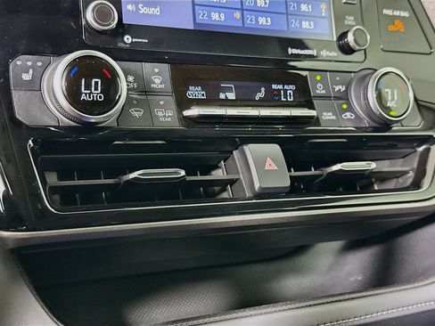 Used 2022 Toyota Highlander XLE FWD image 23