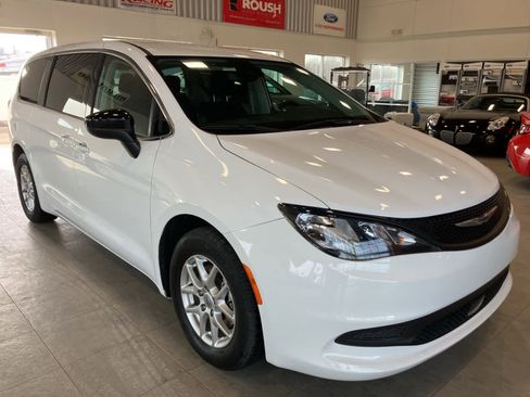 Used 2024 Chrysler Voyager LX image 3