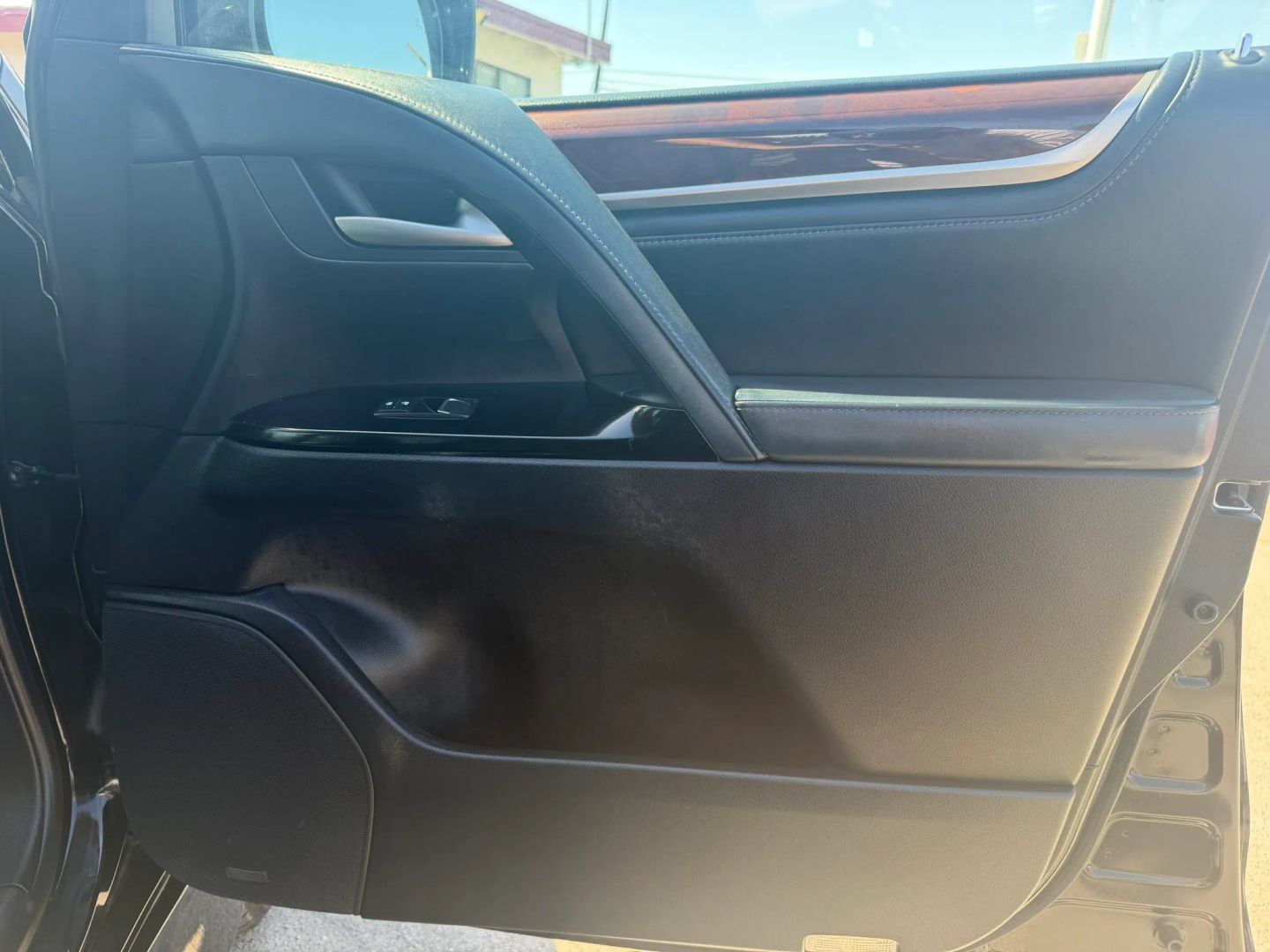Used 2017 Lexus LX 570 4WD w/ Luxury Package image 16