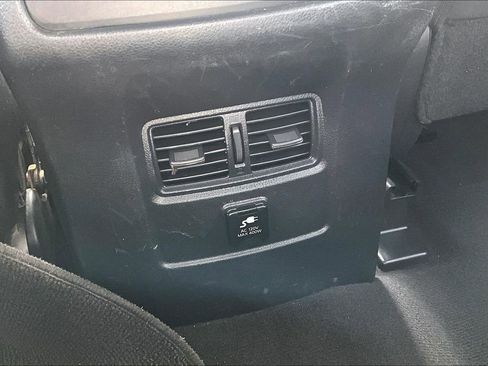 Used 2017 Nissan Titan SV image 13