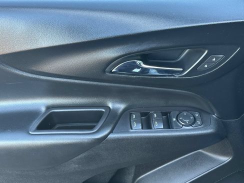 Used 2018 Chevrolet Equinox LT FWD image 11