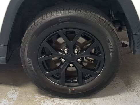 Certified 2024 Jeep Grand Cherokee Altitude image 21