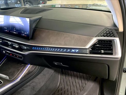 Certified 2025 BMW X7 xDrive40i image 17