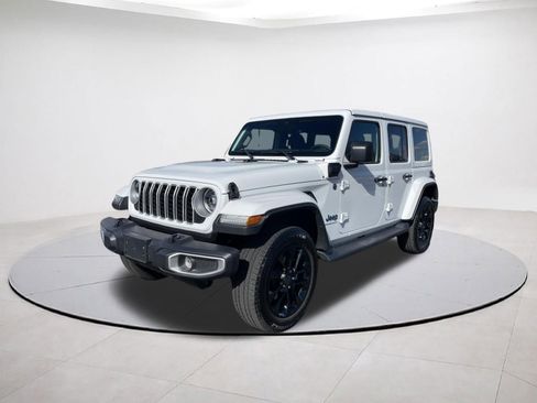 Used 2025 Jeep Wrangler Sahara image 3