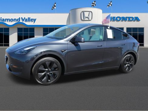 Used 2025 Tesla Model Y Long Range RWD image 3