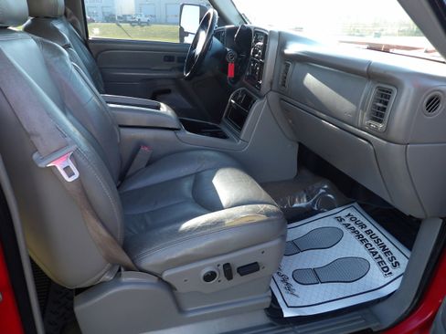 Used 2006 Chevrolet Silverado 2500 LT w/ Heavy-Duty Power Package image 12