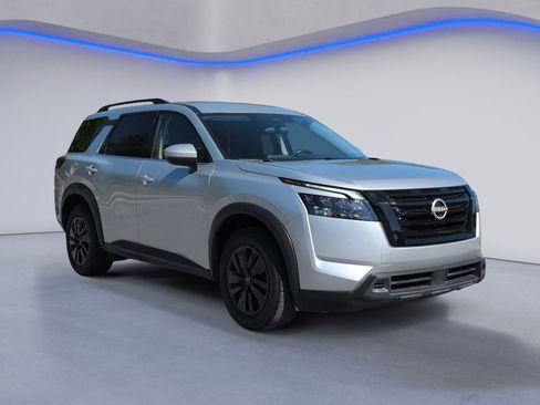 Used 2024 Nissan Pathfinder SV FWD image 8