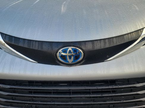 Certified 2024 Toyota Sienna XLE image 7