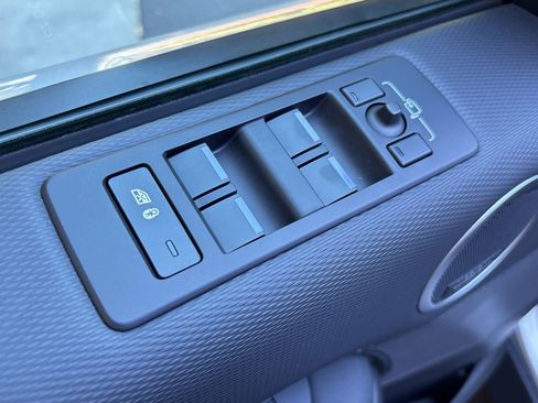 Certified 2024 Land Rover Discovery Dynamic SE image 13