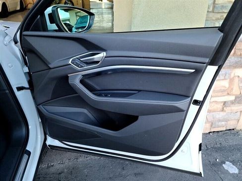 Used 2023 Audi e-tron Premium w/ Convenience Plus Package image 28