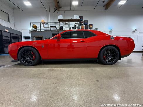 Used 2015 Dodge Challenger SRT Hellcat RWD image 28