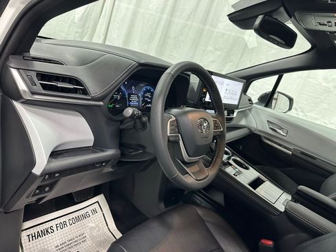Used 2025 Toyota Sienna XSE image 15