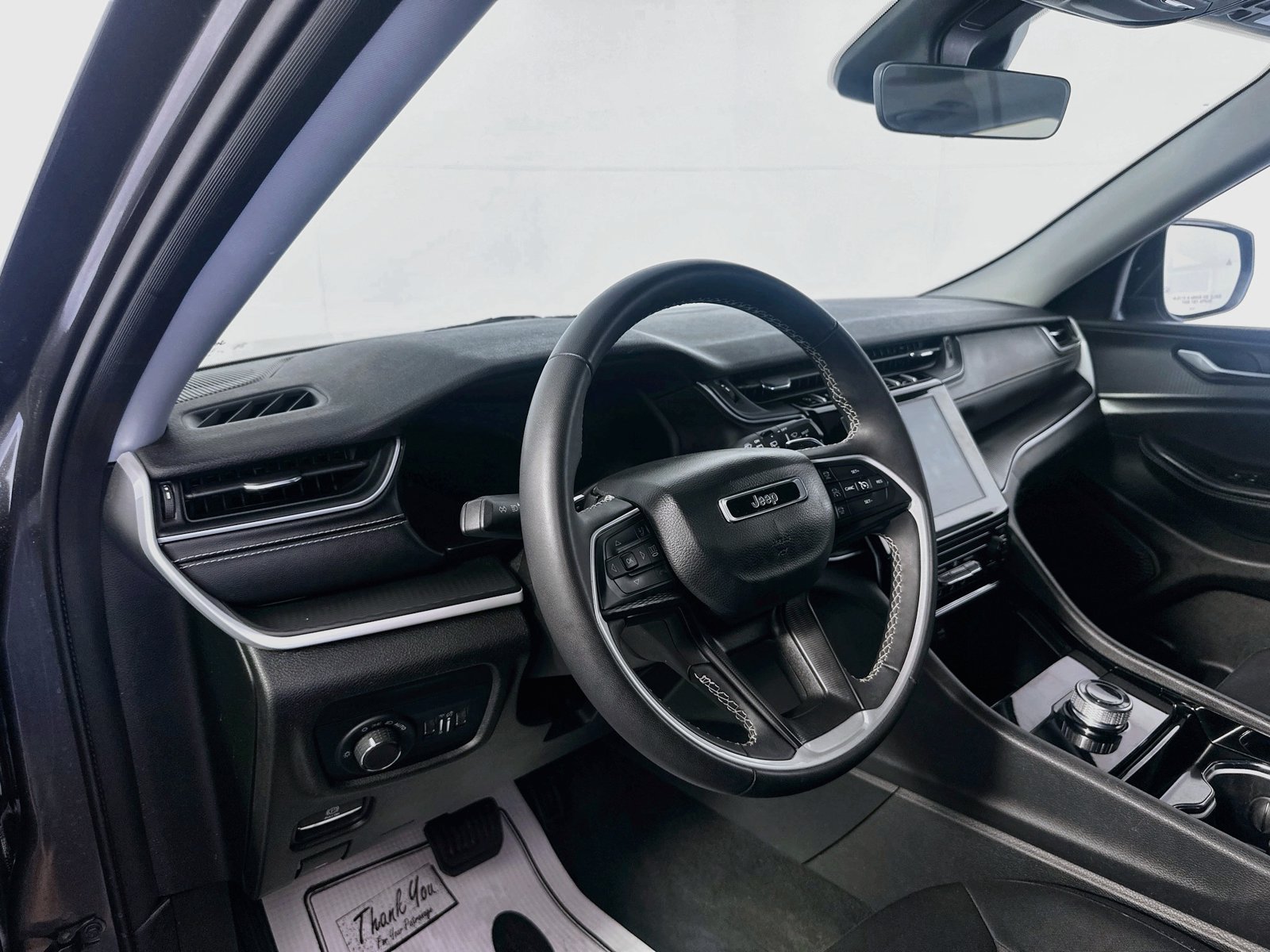 Used 2023 Jeep Grand Cherokee Laredo AWD/4WD image 9