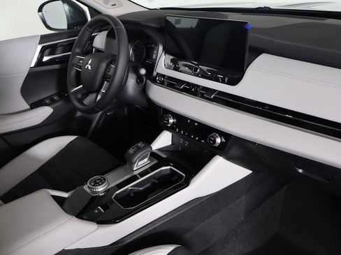 New 2026 Mitsubishi Outlander SE image 27