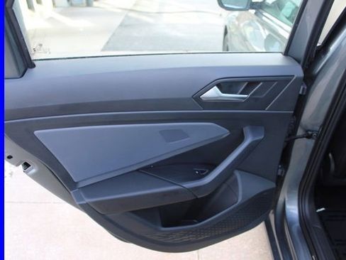 Used 2025 Volkswagen Jetta SE w/ Sunroof Package image 23