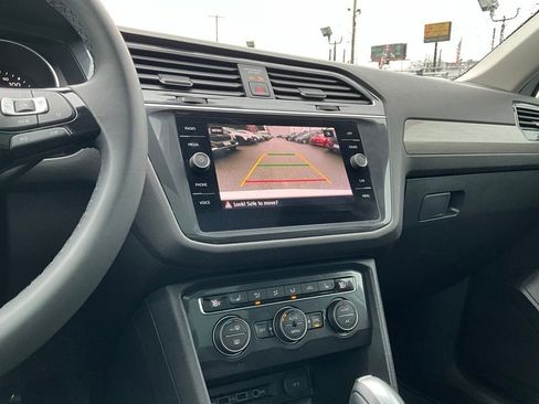 Used 2020 Volkswagen Tiguan SE w/ Panoramic Sunroof Package image 19