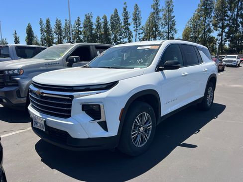 Used 2025 Chevrolet Traverse LT AWD/4WD image 2