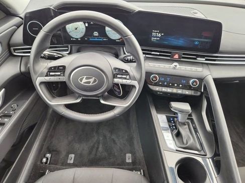 Used 2025 Hyundai Elantra SEL image 25