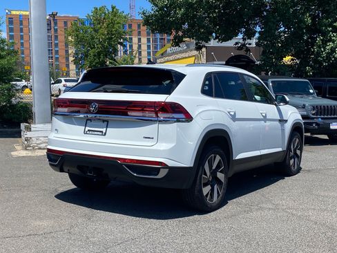 Certified 2024 Volkswagen Atlas Cross Sport SE AWD/4WD image 3