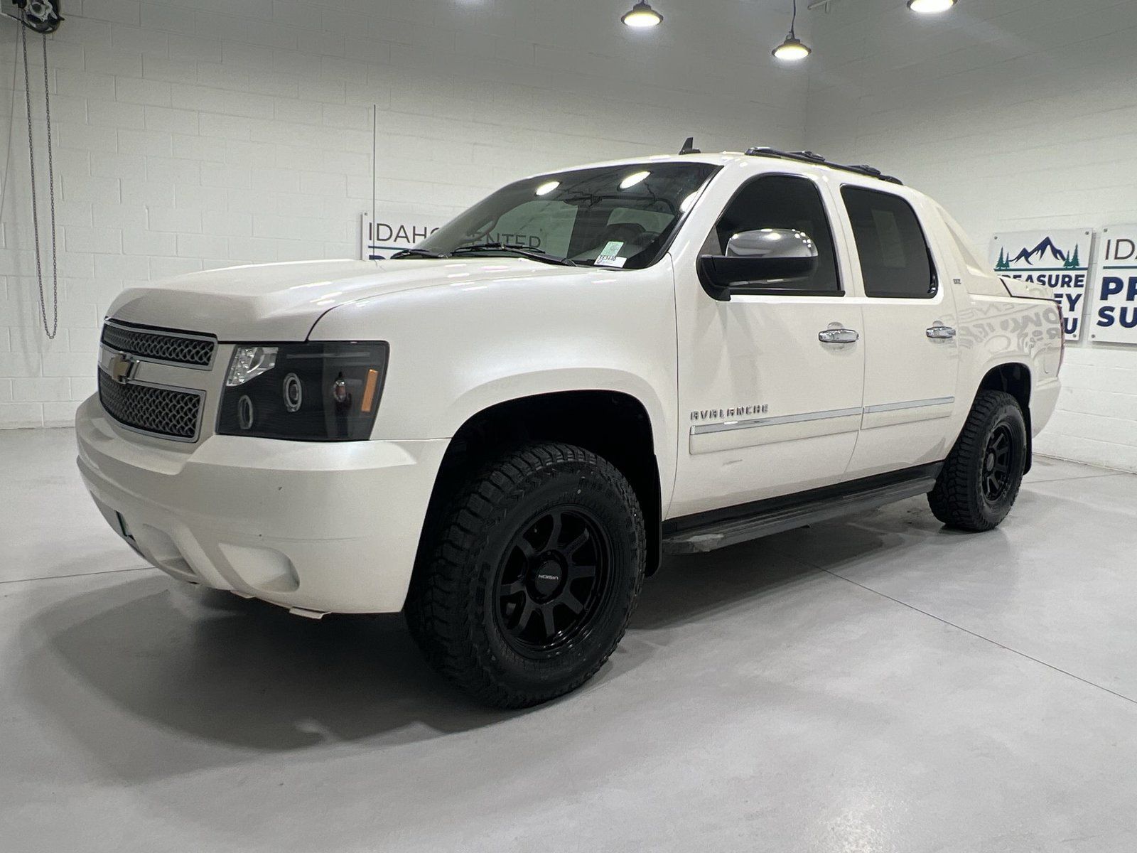 Used 2011 Chevrolet Avalanche LTZ RWD image 4