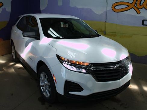 Used 2024 Chevrolet Equinox LS w/ LS Convenience Package AWD/4WD image 2